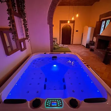 Relax Nella Jacuzzi In Toscana